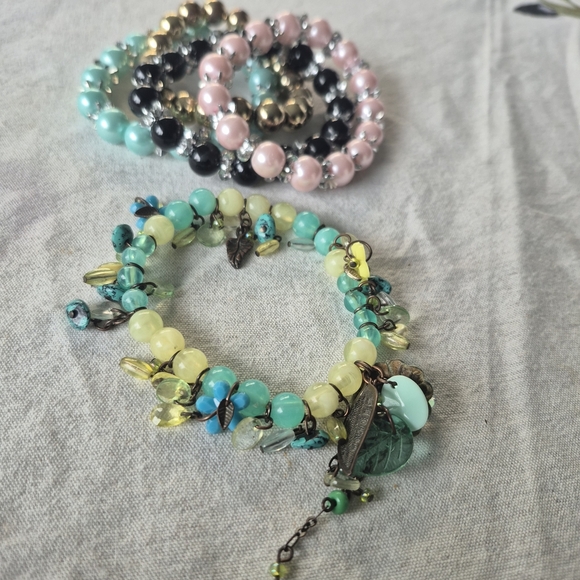 Floral Beaded Bracelet with Multicolor Accents - Picture 2 of 4